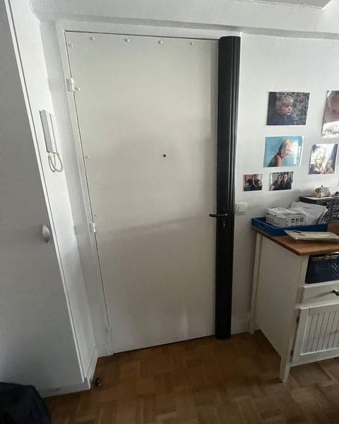 porté blindé installé blanche et noir